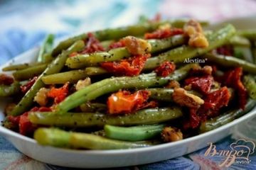 фото рецепта Зеленая фасоль с вялеными помидорами и грецкими орехами