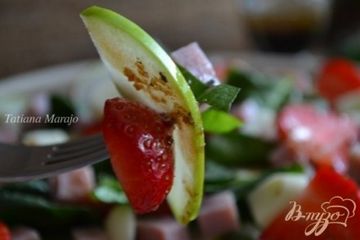 фото рецепта Шпинатный салат с ветчиной , яблоком и клубникой