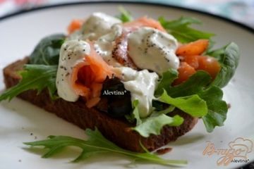 фото рецепта Сэндвич с копченным лососем и соусом Айоли
