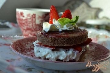 фото рецепта Пирожное с клубникой и взбитыми сливками