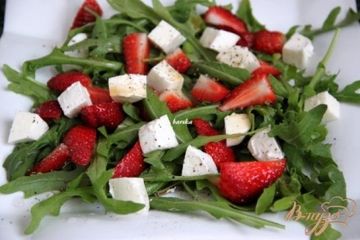 фото рецепта Салат из рукколы и клубники с перчинкой