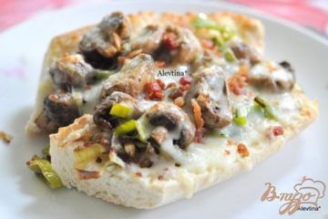 фото рецепта Гренка с грибами и луком-порей