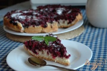 фото рецепта Шарлотка со смородиной и орехами