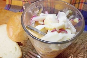 фото рецепта Закусочный салат из яиц, соленых огурцов и редиса