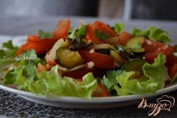 фото рецепта Помидорный салат с обжаренными цукини