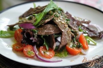 фото рецепта Салат с говядиной , соусом из  каперсов и петрушки