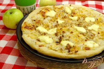 фото рецепта Пицца с яблоками и грецкими орехами