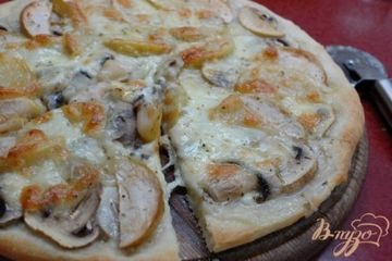 фото рецепта Пицца с шампиньонами и яблоками