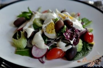 фото рецепта Салат весенний с яйцом и оливками