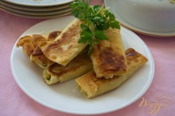 фото рецепта Рулетики с сыром и брынзой из пресного теста