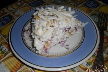 фото рецепта Салат луковый с яблоком и колбасным сыром