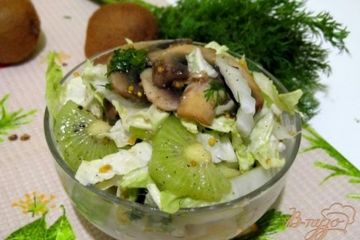 фото рецепта Салат из пекинской капусты и киви