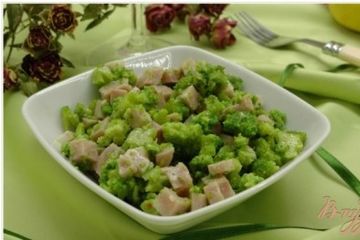 фото рецепта Салат с брокколи и ветчиной
