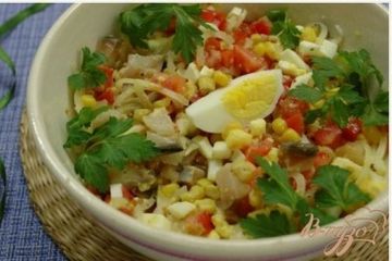 фото рецепта Салат с помидорами, копченой скумбрией и яйцами