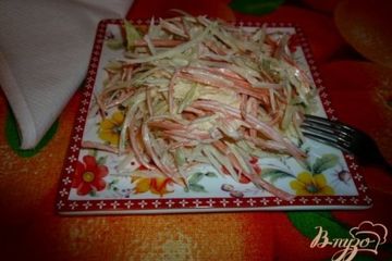 фото рецепта Салат из зеленой редьки с морковью и капустой