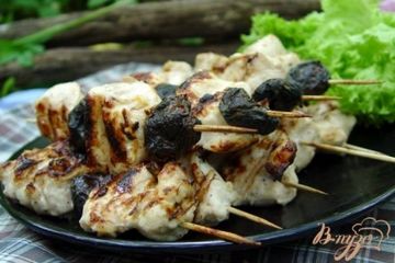 фото рецепта Шашлычки из куриного филе и чернослива