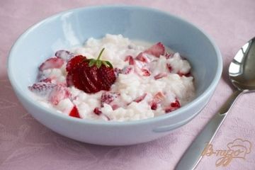 фото рецепта Рис с клубникой и йогуртом
