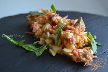 фото рецепта Салат с консервированной семгой и овощами