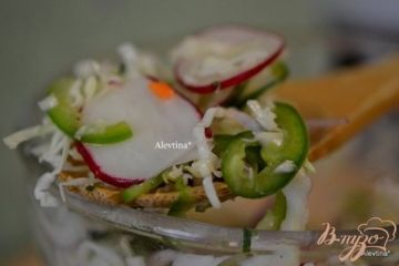 фото рецепта Салат с капустой и редисом по-мексикански