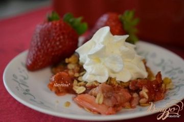 фото рецепта Хрустящий десерт с клубникой и ревенем