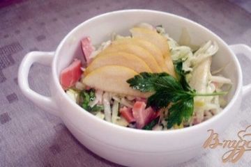 фото рецепта Овощной салат с грушей и прикопчеными сосисками