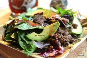фото рецепта Салатная смесь с куриной печенью и авокадо