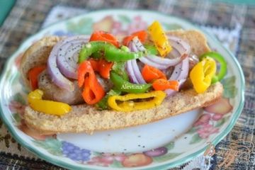 фото рецепта Булочки с колбаской и овощами