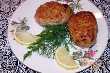 фото рецепта Домашние котлеты с сыром и изюмом
