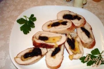 фото рецепта Рулет из курицы с черносливом и сыром