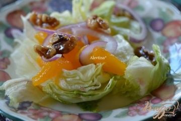 фото рецепта Cалат с карамельными орехами и дольками мандарина