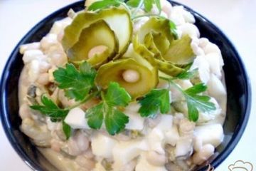 фото рецепта Салат с фасолью и маринованными огурцами