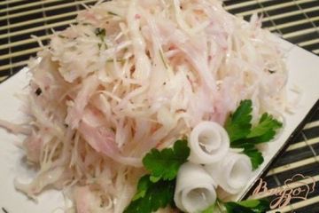 фото рецепта Розовый салат из капусты и редьки