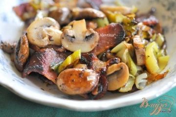 фото рецепта Лук-порей с беконом и грибами