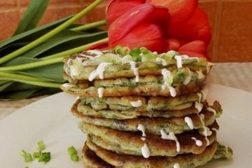 фото рецепта Оладьи из зелени с чесночным соусом