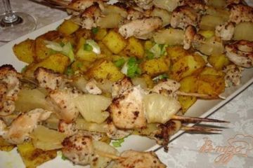 фото рецепта Куриные шашлычки с ананасами на шампурчиках