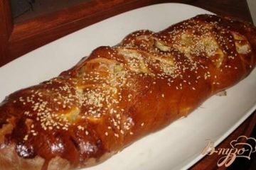фото рецепта Кулебяка с яблоком, изюмом и корицей