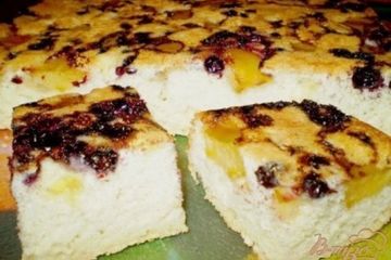 фото рецепта Шарлотка с яблоками и смородиной
