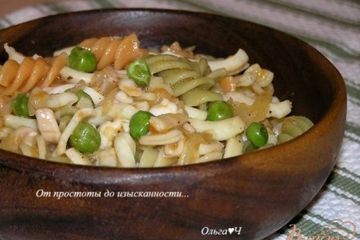фото рецепта Трехцветная паста с кальмарами и зеленым горошком