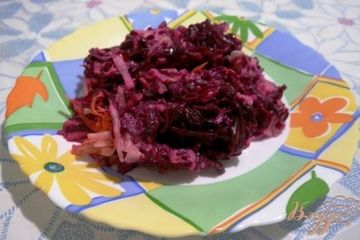 фото рецепта Свекольный салат с квашеной капустой и яблоком