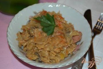 фото рецепта Тушеная капуста с овощами грибами и сосисками