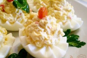 фото рецепта Яйца фаршированные крабовыми палочками, сыром и чесноком