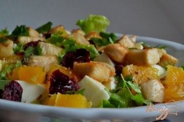 фото рецепта Салат с курицей, сыром и сушеной клюквой