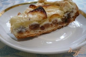 фото рецепта Пирог из слоеного теста с яблоками и изюмом