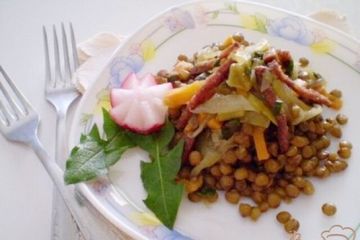 фото рецепта Чечевица с овощами и копченой колбасой