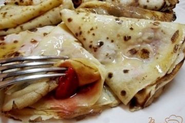 фото рецепта Блинчики со сливочным соусом и клубникой
