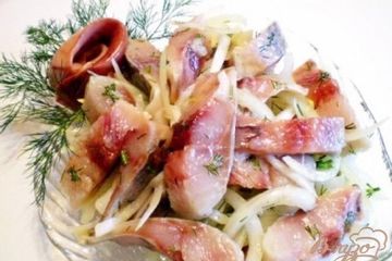 фото рецепта Сельдь с маринованным луком и укропом в оливковом масле