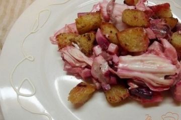 фото рецепта Свекольный салат с капустой и гренками