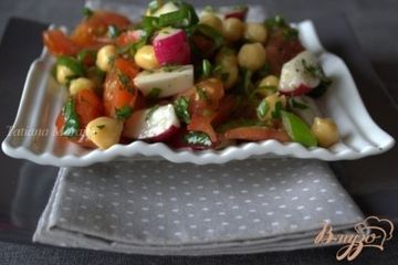 фото рецепта Овощной салат с нутом и зеленью