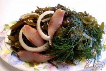 фото рецепта Салат из морской капусты с сельдью