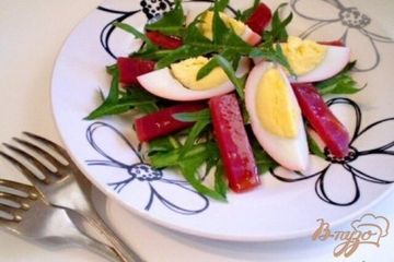 фото рецепта Салат из маринованных яиц, свеклы и листьев одуванчика